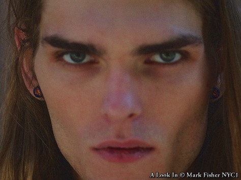 A Look In © Mark Fisher NYC1-1036